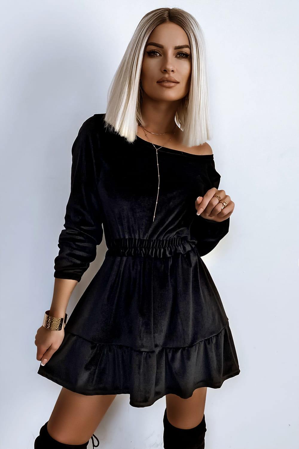 E-shop Dámske čierne lesklé nariasené šaty
